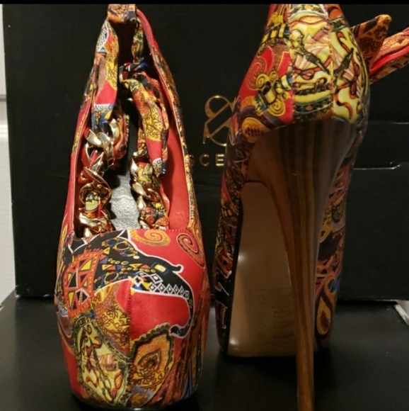 Scene| Printed Heels - Picture 1 of 3